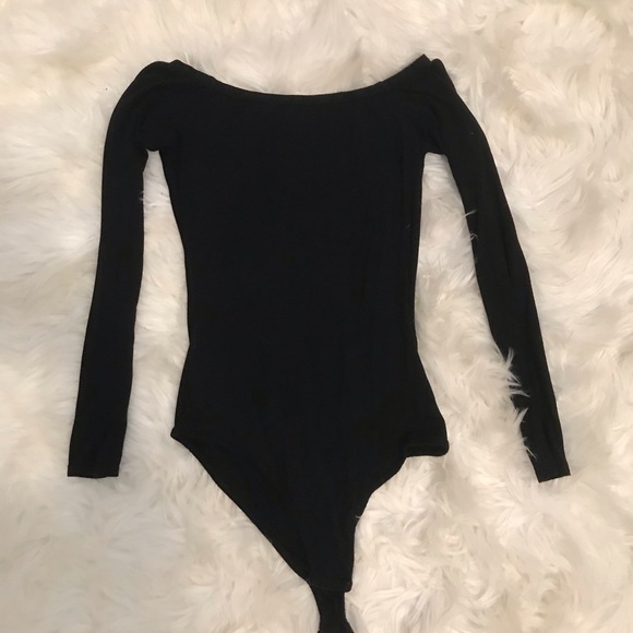 off shoulder bodysuit (back) | prettylittlething - Picture 2 of 3